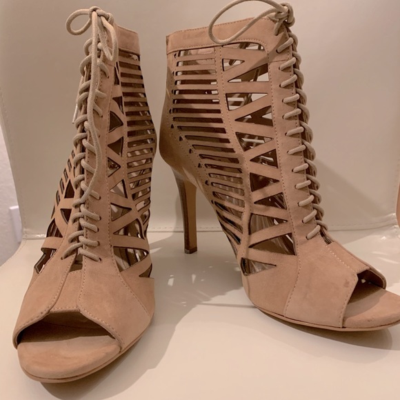 NEW Crown Vintage 4” lace up bootie stilettos. - Picture 1 of 9